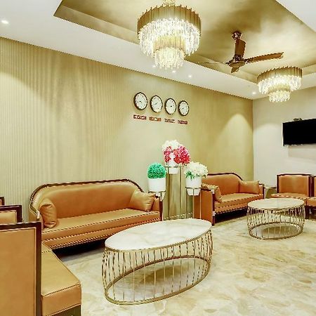 Capital O 28086 Sindhura Grand Hotel Hyderabad Bagian luar foto