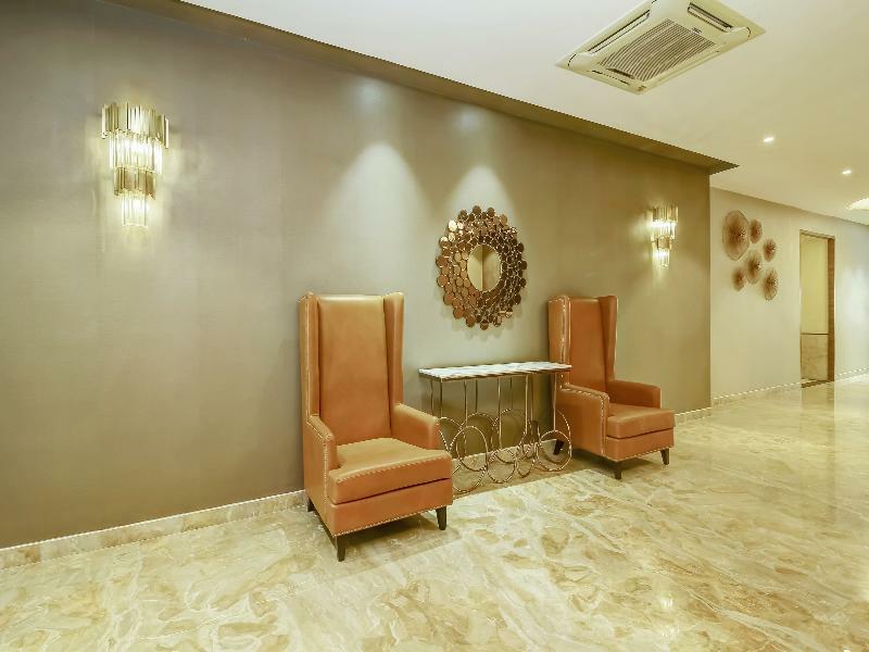 Capital O 28086 Sindhura Grand Hotel Hyderabad Bagian luar foto