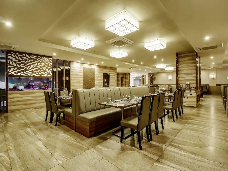 Capital O 28086 Sindhura Grand Hotel Hyderabad Bagian luar foto
