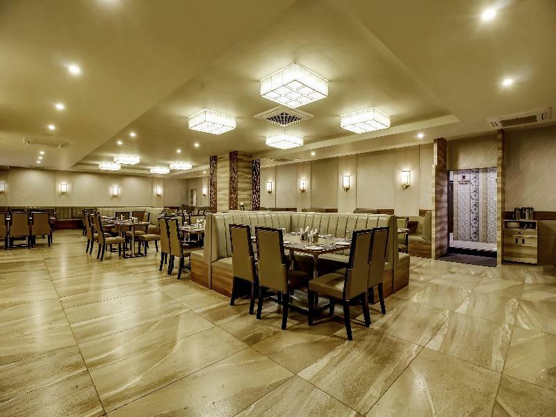 Capital O 28086 Sindhura Grand Hotel Hyderabad Bagian luar foto