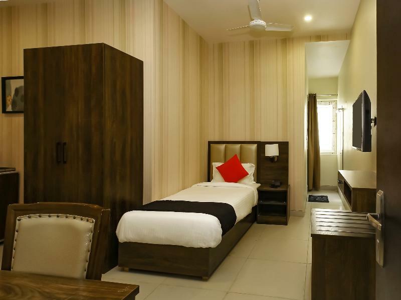 Capital O 28086 Sindhura Grand Hotel Hyderabad Bagian luar foto