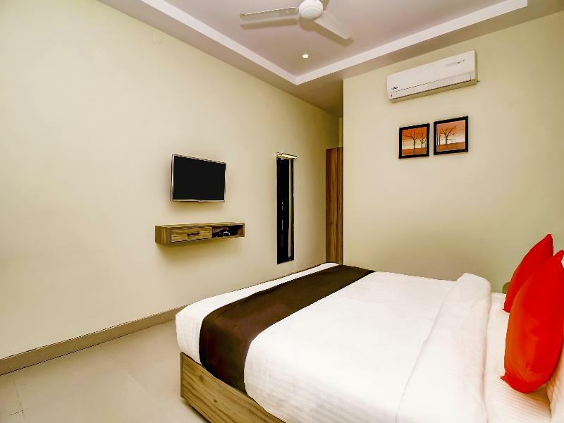 Capital O 28086 Sindhura Grand Hotel Hyderabad Bagian luar foto