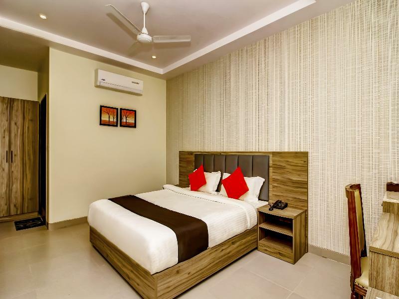 Capital O 28086 Sindhura Grand Hotel Hyderabad Bagian luar foto