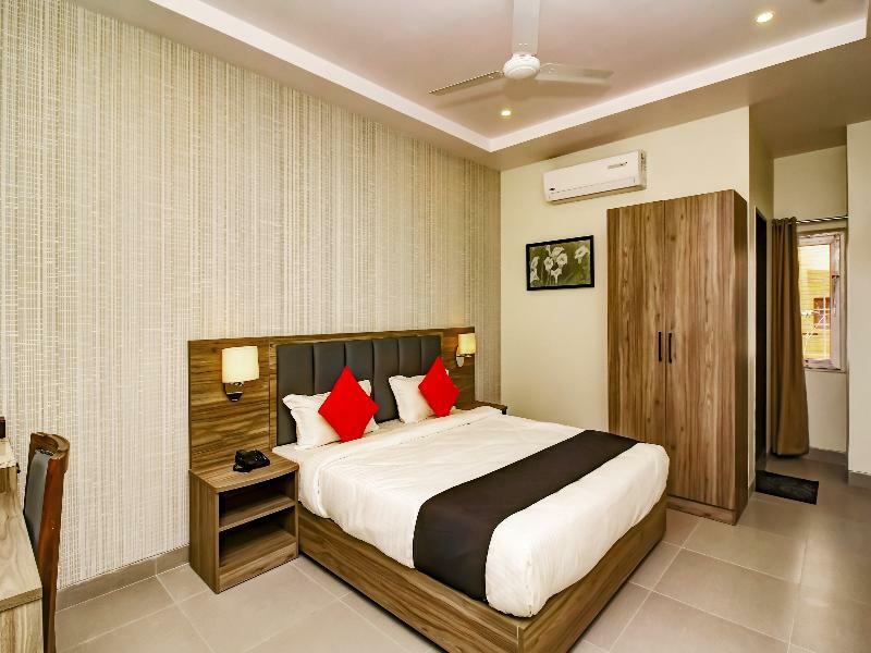 Capital O 28086 Sindhura Grand Hotel Hyderabad Bagian luar foto