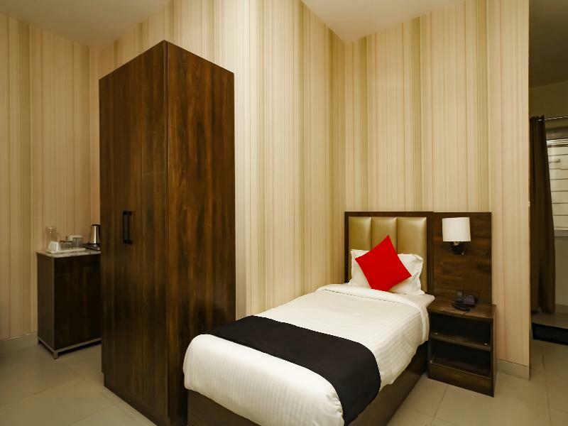 Capital O 28086 Sindhura Grand Hotel Hyderabad Bagian luar foto