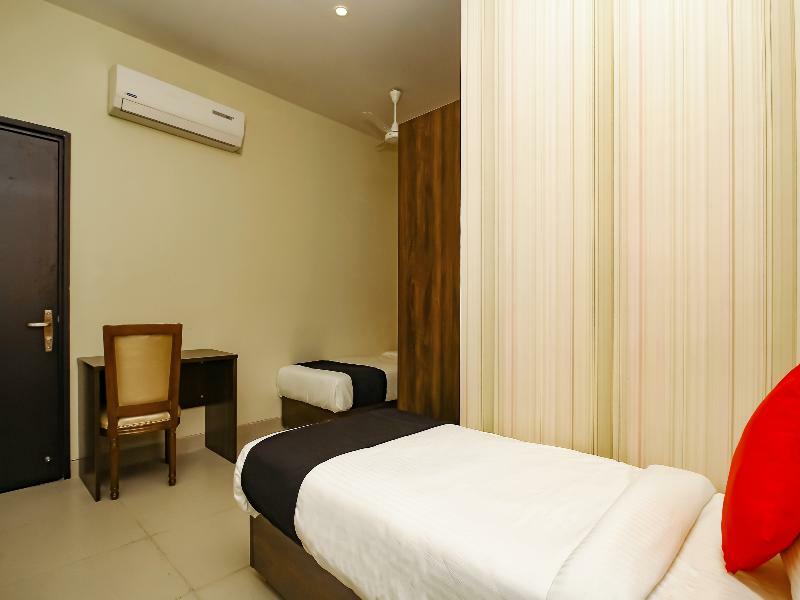 Capital O 28086 Sindhura Grand Hotel Hyderabad Bagian luar foto
