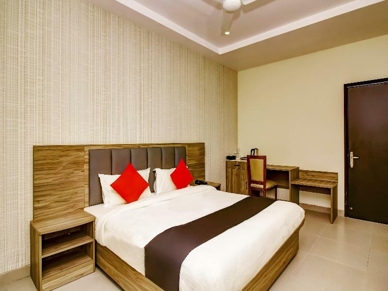 Capital O 28086 Sindhura Grand Hotel Hyderabad Bagian luar foto