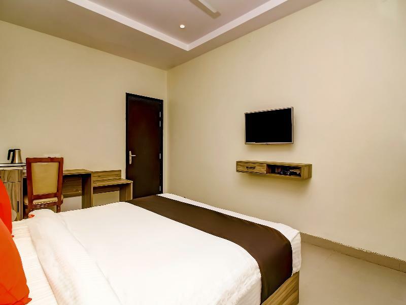 Capital O 28086 Sindhura Grand Hotel Hyderabad Bagian luar foto