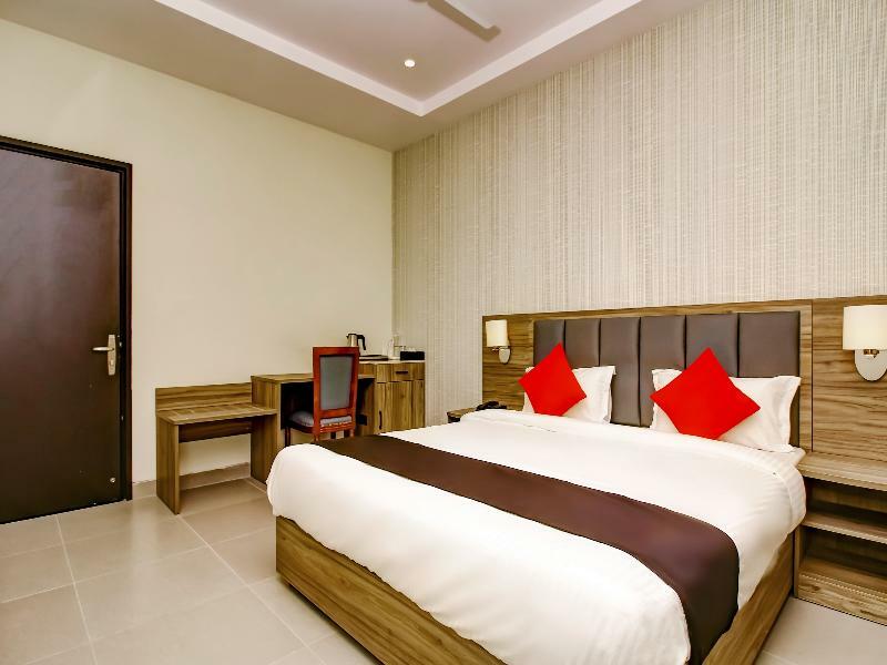 Capital O 28086 Sindhura Grand Hotel Hyderabad Bagian luar foto