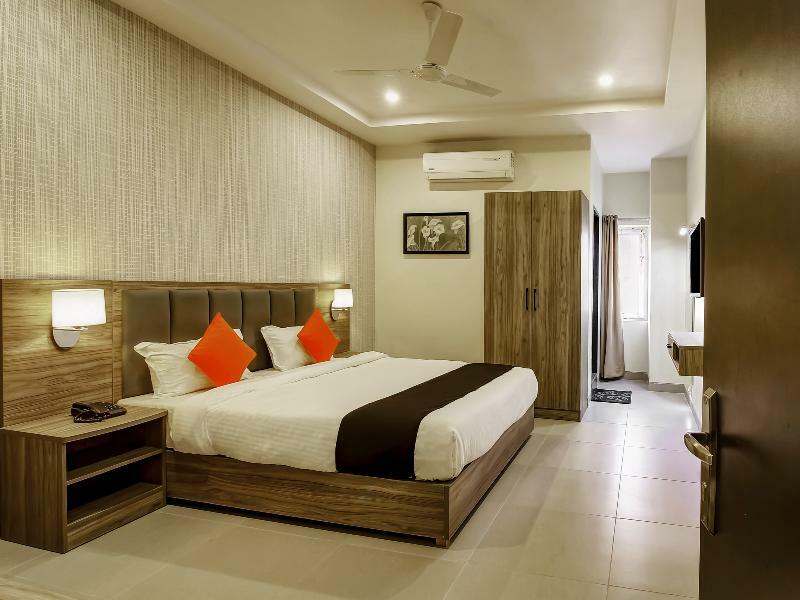 Capital O 28086 Sindhura Grand Hotel Hyderabad Bagian luar foto