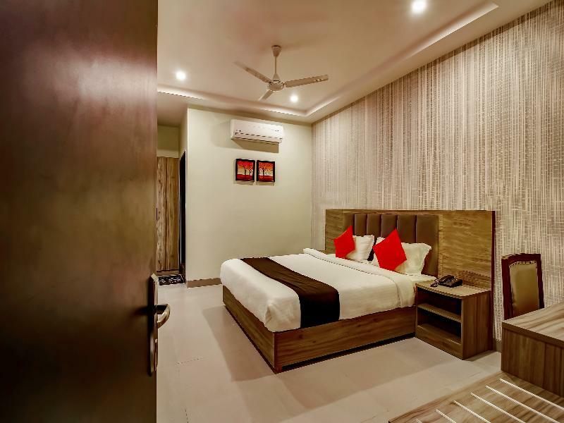 Capital O 28086 Sindhura Grand Hotel Hyderabad Bagian luar foto